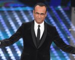 Carlo Conti, il suo Sanremo è troppo veloce, l'ironia dei social: 'Come il Capodanno di Fantozzi'