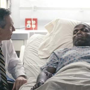 Dexter: Original Sin. Christian Slater e Reno Wilson in una scena del finale.