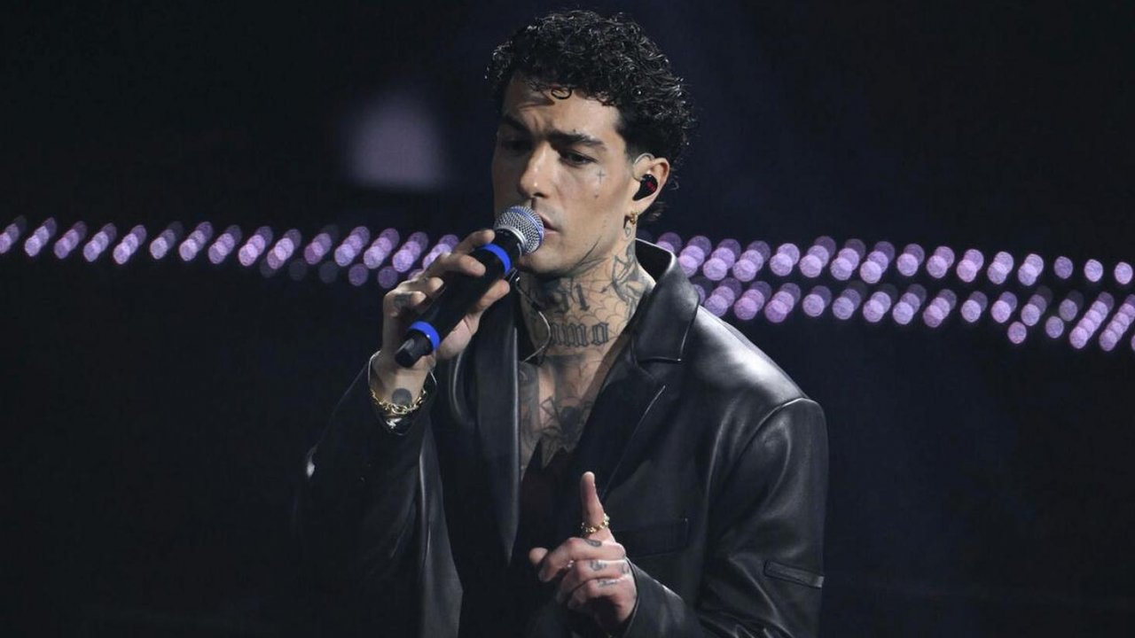 Tony Effe si esibisce nella terza serata