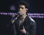 Tony Effe costretto a togliere la collana prima di esibirsi a Sanremo: 'Sono inc*zzato nero'
