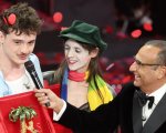 La finale di Sanremo 2025 trionfa ma non fa meglio di Amadeus un anno fa: gli ascolti del 15 febbraio