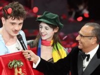 La finale di Sanremo 2025 trionfa ma non fa meglio di Amadeus un anno fa: gli ascolti del 15 febbraio