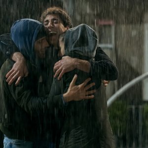 Storia della mia famiglia: Un abbraccio tra Eduardo Scarpetta, Cristiana Dell'Anna e Massimiliano Caiazzon nella serie Netflix