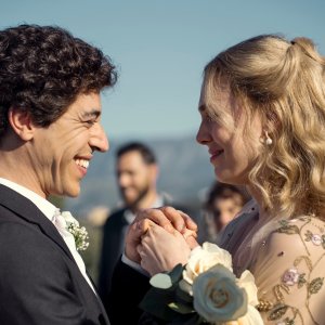 Storia della mia famiglia: Eduardo Scarpetta e Gaia Weiss in una scena della serie Netflix