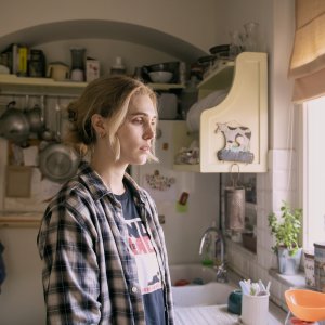 Storia della mia famiglia: Gaia Weiss in una scena della serie Netflix