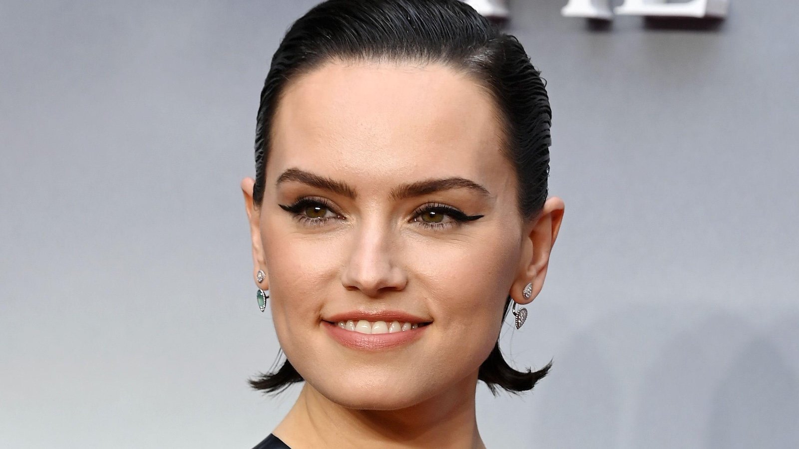 Un primo piano di Daisy Ridley