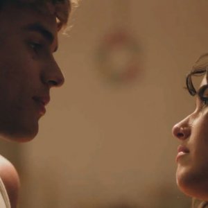 É colpa mia: Londra, i protagonisti del film in una scena