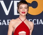 Emma Stone sfila con l'abito da sera pieno di popcorn alla festa per i 50 anni del Saturday Night Live
