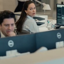 The Agency. John Magaro e Katherine Waterston in una scena del finale.