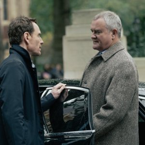 The Agency. Michael Fassbender e Hugh Bonneville in una scena del finale.