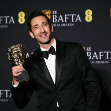 The Brutalist: Adrien Brody tiene in mano il premio BAFTA come miglior attore