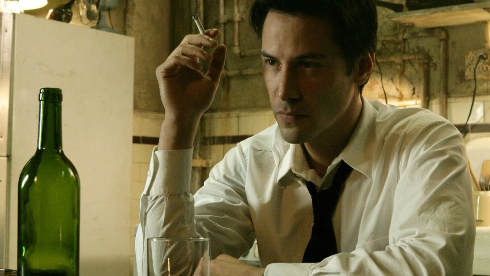 Keanu Reeves in una scena di Constantine.