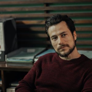 Rocco Schiavone. Paolo Bernardini è Italo Pierron nella sesta stagione.