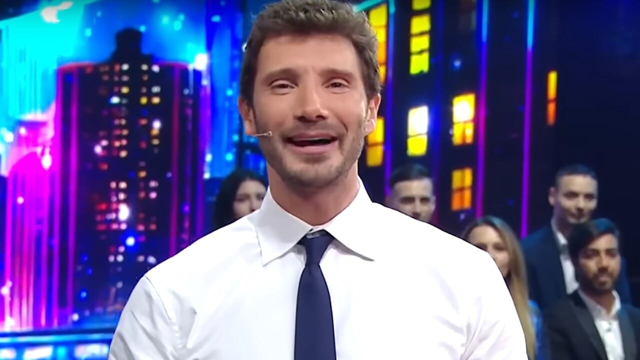 Primo piano di Stefano De Martino nel programma Stasera tutto è possibile