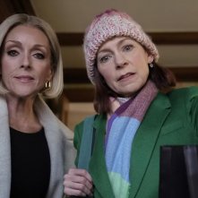 Elsbeth. Carrie Preston insieme a Jane Krakowski nel secondo episodio della serie.