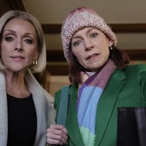 Elsbeth. Carrie Preston insieme a Jane Krakowski nel secondo episodio della serie.
