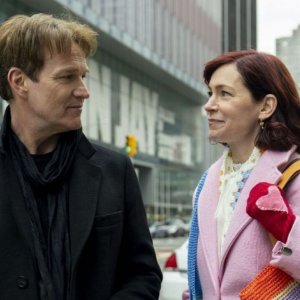 Elsbeth. Carrie Preston insieme a Stephen Moyer nel primo episodio della serie.
