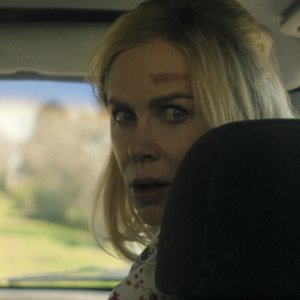 Holland: lo sguardo spaventato di Nicole Kidman in auto