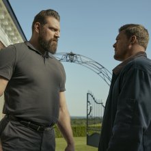 Reacher. Alan Ritchson e Olivier Richters in una scena della terza stagione.