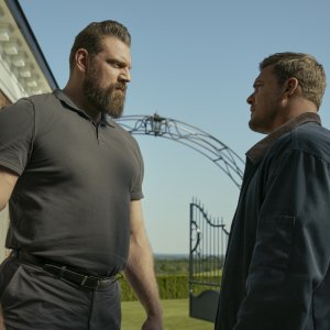 Reacher. Alan Ritchson e Olivier Richters in una scena della terza stagione.