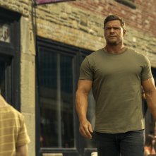 Reacher. Alan Ritchson in una scena della terza stagione.