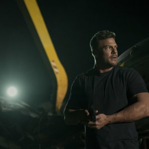 Reacher. Alan Ritchson in una sequenza della terza stagione.