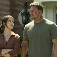 Reacher. Alan Ritchson e Sonya Cassidy in una scena della terza stagione.