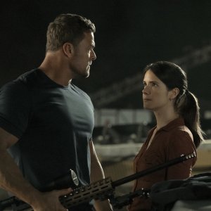 Reacher. Alan Ritchson e Sonya Cassidy in una sequenza della terza stagione.