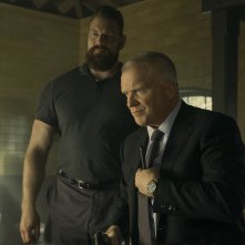 Reacher. Anthony Michael Hall e Olivier Richters in una scena della terza stagione.