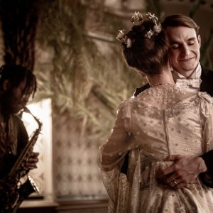 Winter Palace. Cyril Metzger e Manon Clavel in una scena della serie.