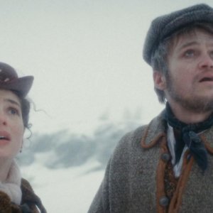 Winter Palace. Manon Clavel e Alex Granberger in una scena della serie.