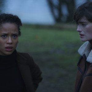 Surface. Gugu Mbatha-Raw e Millie Brady in una scena della seconda stagione.