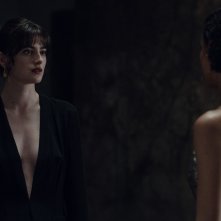 Surface. Gugu Mbatha-Raw e Millie Brady in una sequenza della seconda stagione.