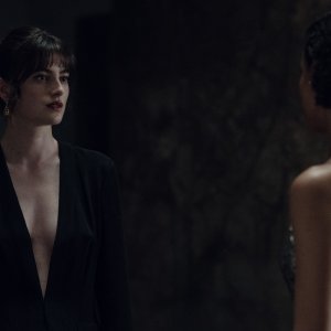 Surface. Gugu Mbatha-Raw e Millie Brady in una sequenza della seconda stagione.