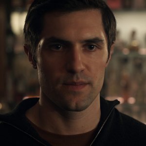 Surface. Un primo piano di Phil Dunster nella seconda stagione.