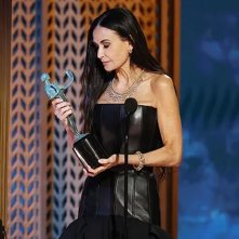 Demi Moore eletta miglior attrice per The Substance ai Sag 2025