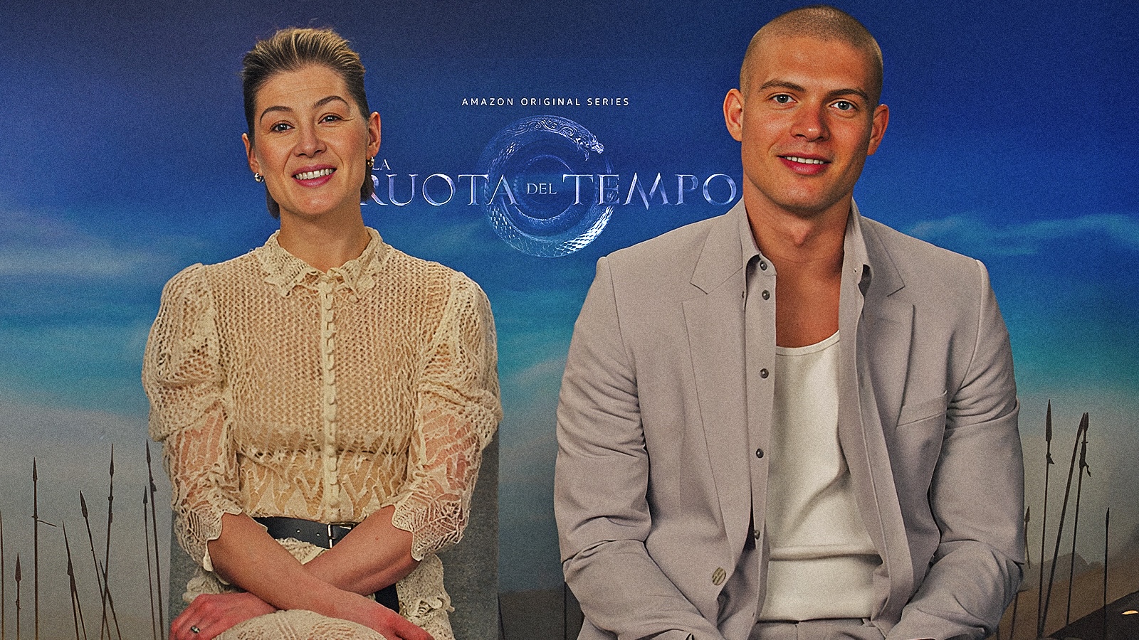 Rosamund Pike e Josha Stradowski per La ruota del tempo 3.