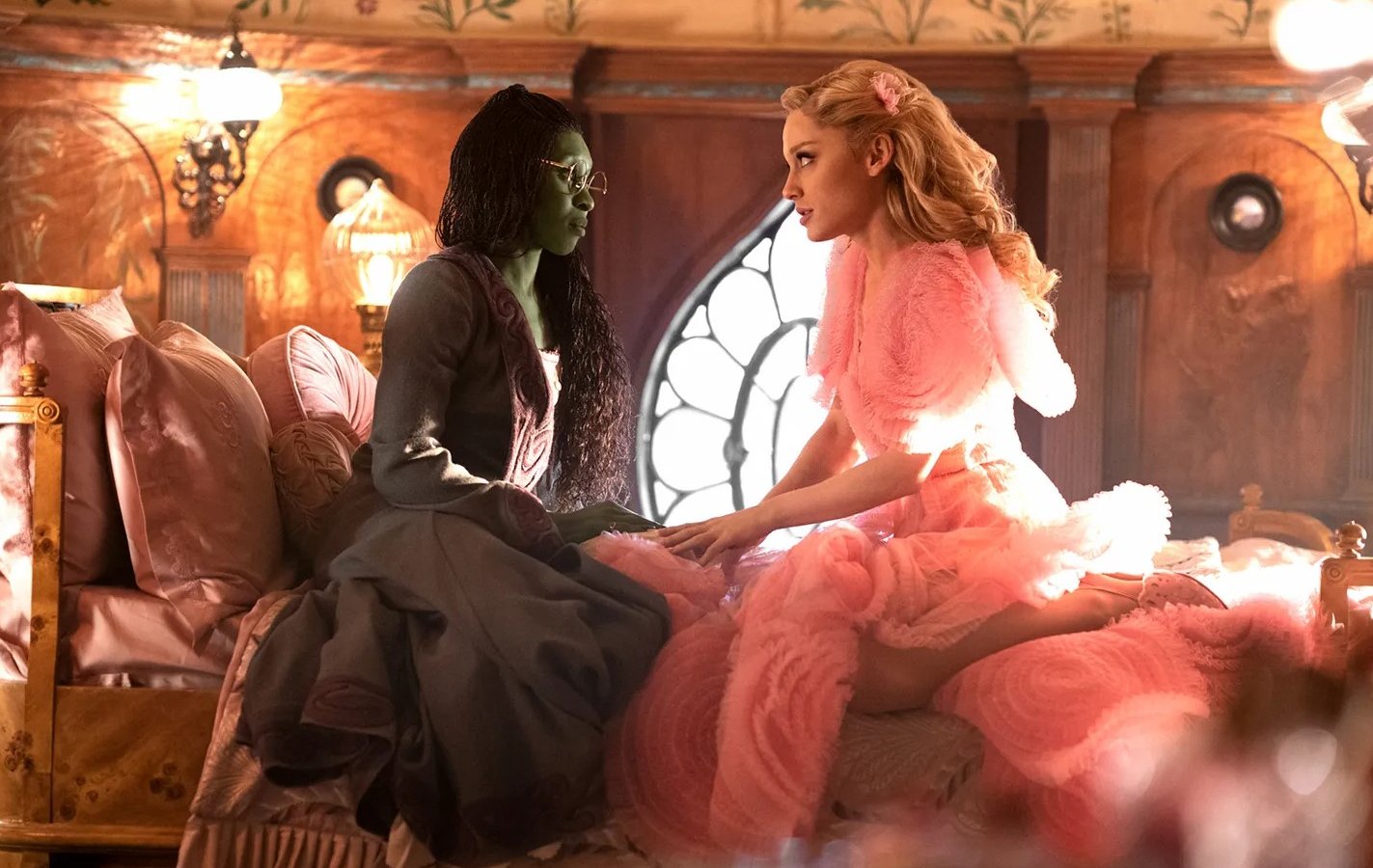 Cynthia Erivo e Ariana Grande in una scena di Wicked