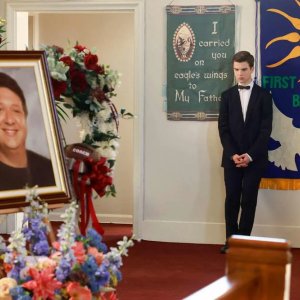 Young Sheldon. Lance Barber e Iain Armitage in una scena dell'ultima stagione.