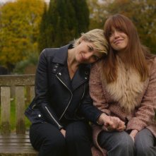 Toxic Town. Jodie Whittaker e Aimee Lou Wood in una scena della serie.