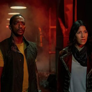 Twisted Metal. Anthony Mackie e Stephanie Beatriz in un'immagine della serie.