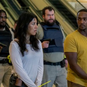 Twisted Metal. Anthony Mackie e Stephanie Beatriz in una scena della serie.