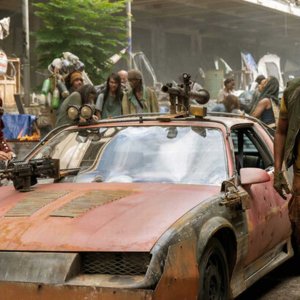 Twisted Metal. Anthony Mackie e Stephanie Beatriz in una sequenza della serie.