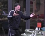 Grande Fratello, Lorenzo Spolverato è una furia nella notte: urla contro Shaila, colpi ai muri e agli armadi