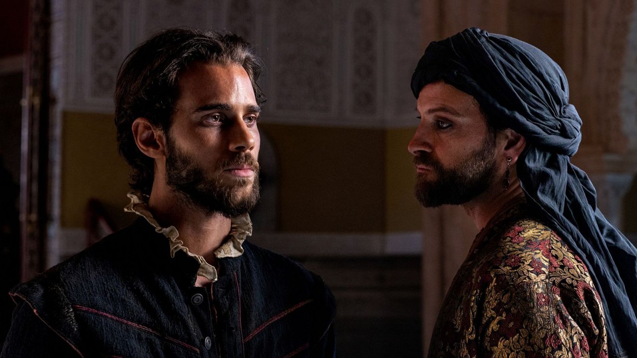 Alessandro Borghi e Julio Pena in una scena