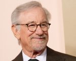 Steven Spielberg: le foto dal set del suo film sugli UFO svelano i personaggi di Emily Blunt e Wyatt Russell