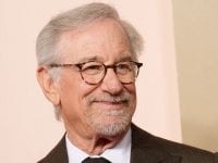 Steven Spielberg: le foto dal set del suo film sugli UFO svelano i personaggi di Emily Blunt e Wyatt Russell