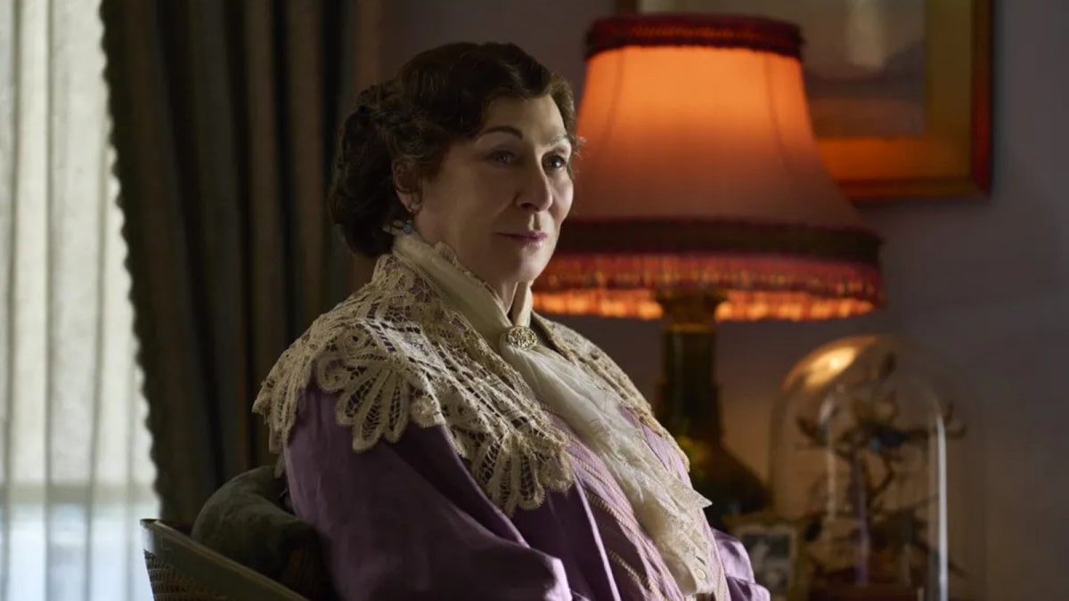 Anjelica Huston e Matthew Rhys nel trailer di Towards Zero, miniserie tratta dal romanzo di Agatha Christie