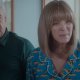 Lisa Kudrow e Brian Cox intrappolati in una casa infestata nel trailer di The Parenting