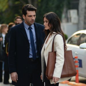 Segreti di famiglia. Kaan Urgancıoğlu e Pınar Deniz in una scena della serie.